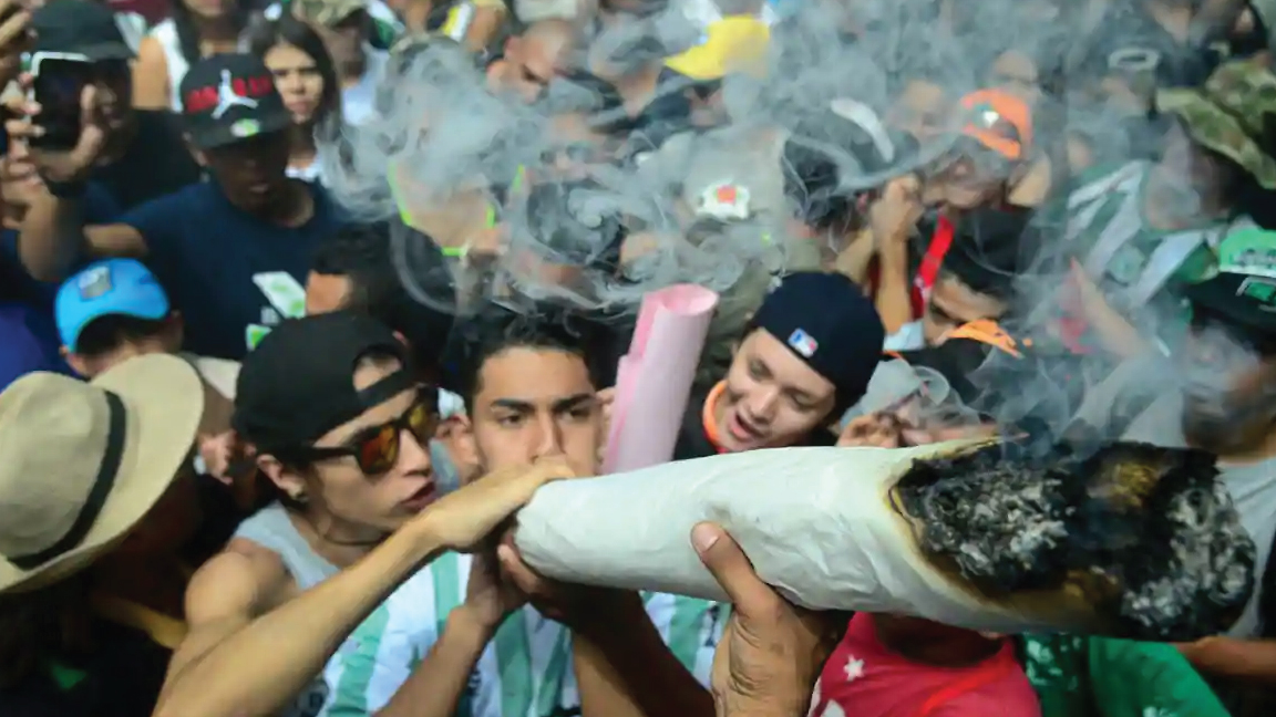 أميركيون يدخنون القنب الهندي في يوم المارجيوانا العالمي المعروف باسم 420