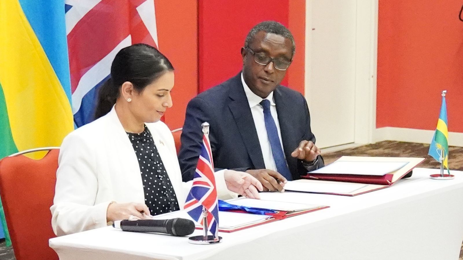 توقيع الاتفاق بين بريطانيا ورواندا لنقل اللاجئين غير الشرعيين 