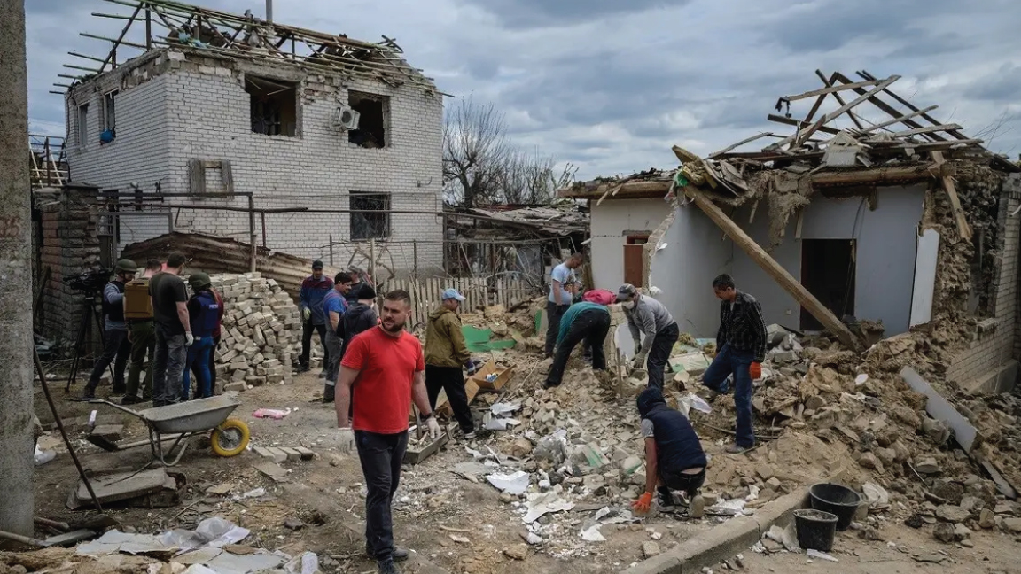 يقوم السكان وعمال الإنقاذ بتأمين المنازل في اليوم التالي لهجوم قصف على أحد الأحياء في زابوريزهزه في 29 أبريل 2022 ، في اليوم 65 من الغزو الروسي لأوكرانيا.