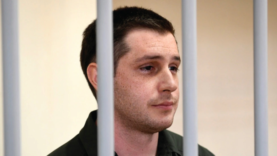 عنصر المارينز السابق تريفور ريد، المتهم بمهاجمة الشرطة، يقف داخل قفص الاتهام خلال جلسة محكمة في موسكو، 11 مارس 2020