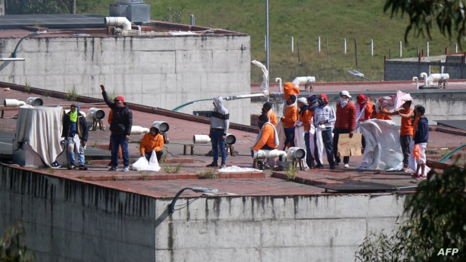 نزلاء على سطح سجن CRS توري بعد أعمال شغب في كوينكا، الإكوادور
