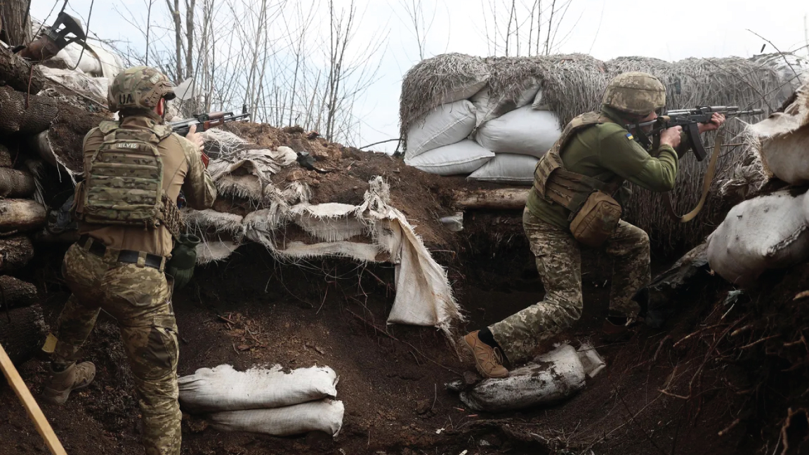 يحتفظ الجنود الأوكرانيون بموقعهم في خندق على خط المواجهة مع القوات الروسية في لوهانسك في 11 أبريل