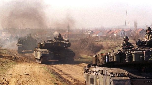 صورة لدبابات بريطانية تسلمها الجيش الأوكراني حديثًا