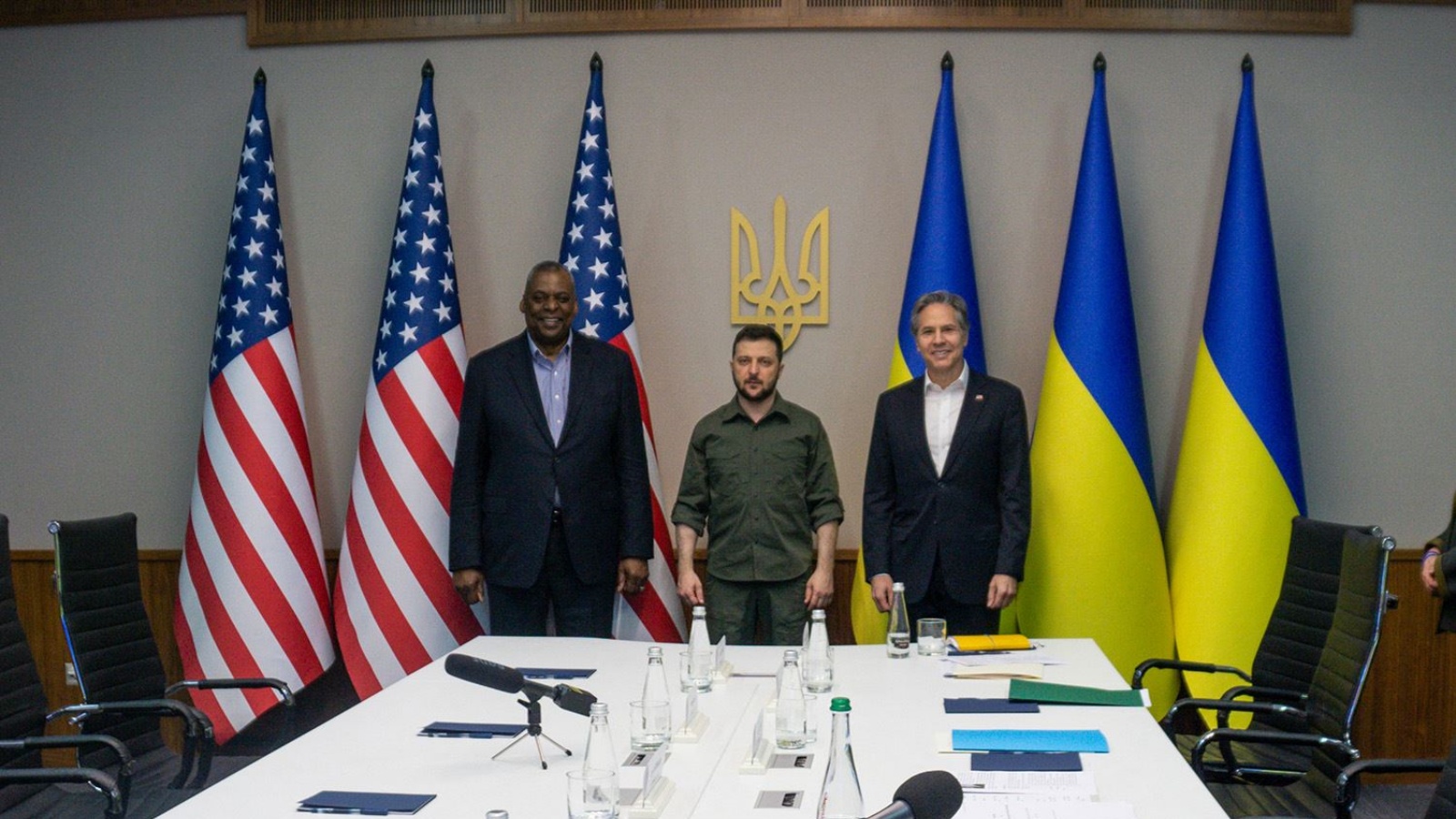 الرئيس الأوكراني فولوديمير زيلينسكي يتوسط وزير الدفاع الأميركي لويد أوستن ووزير الخارجية أنتوني بلينكن في كييف. 24 أبريل 2022