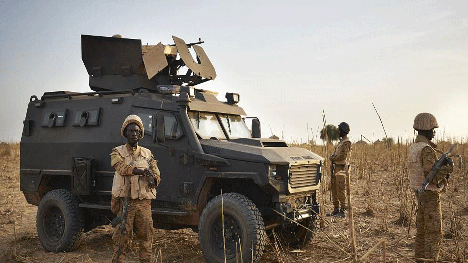مجموعة من جنود جيش بوركينا فاسو تقوم بدوريات في منطقة ريفية خلال عملية مشتركة في منطقة سوم على طول الحدود مع مالي في 9 تشرين الثاني\ نوفمبر 2019.