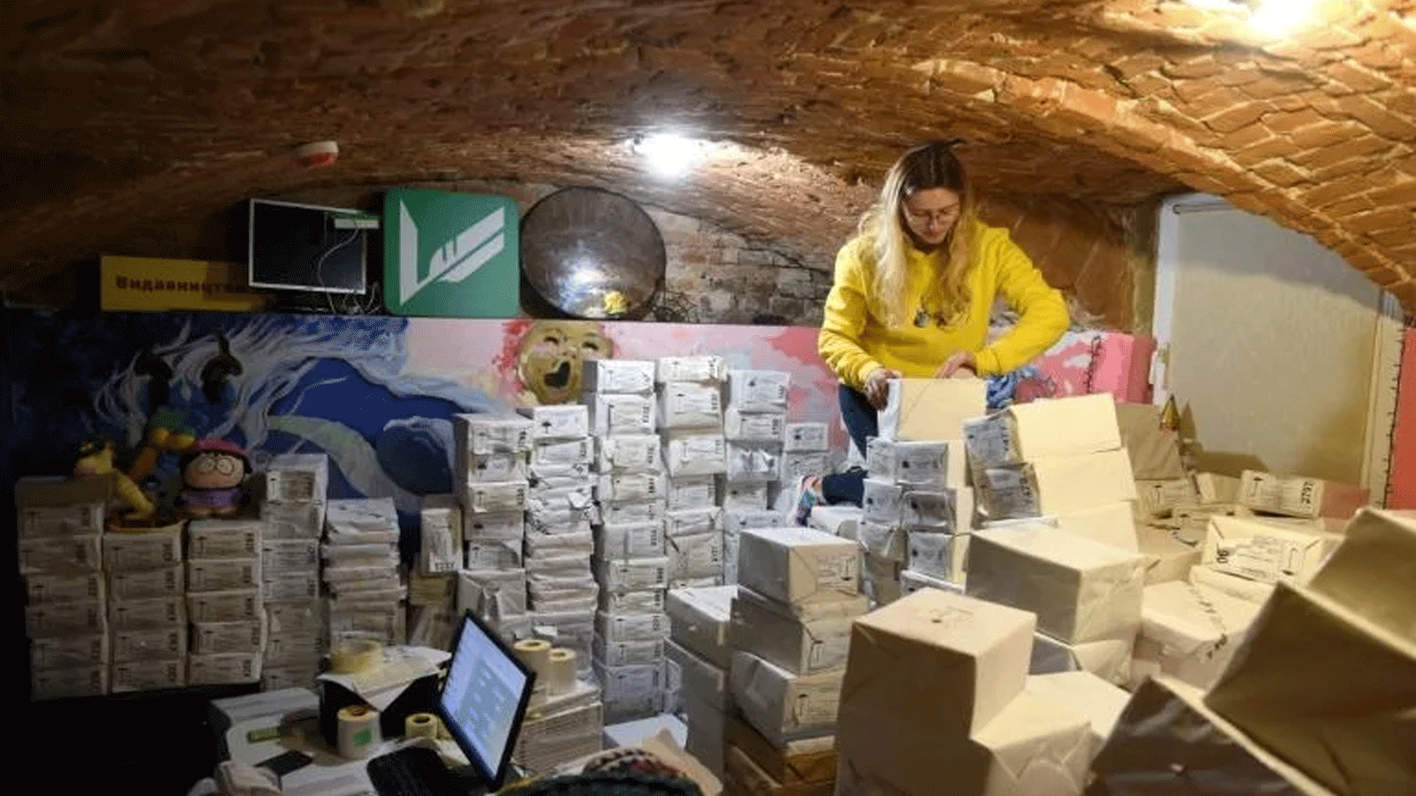 إنقاذ كتب الأطفال من مدينة خاركيف المحاصرة، عبر نقلها معبأة في طرود بيضاء إلى غرفة القراءة للأطفال في لفيف