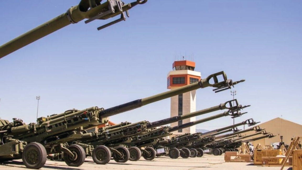 مدافع هاوتزر M777 الأميركية جاهزة للتحميل ليتم إرسالها إلى أوكرانيا لمساعدة القوات الأوكرانية في القتال ضد الروس