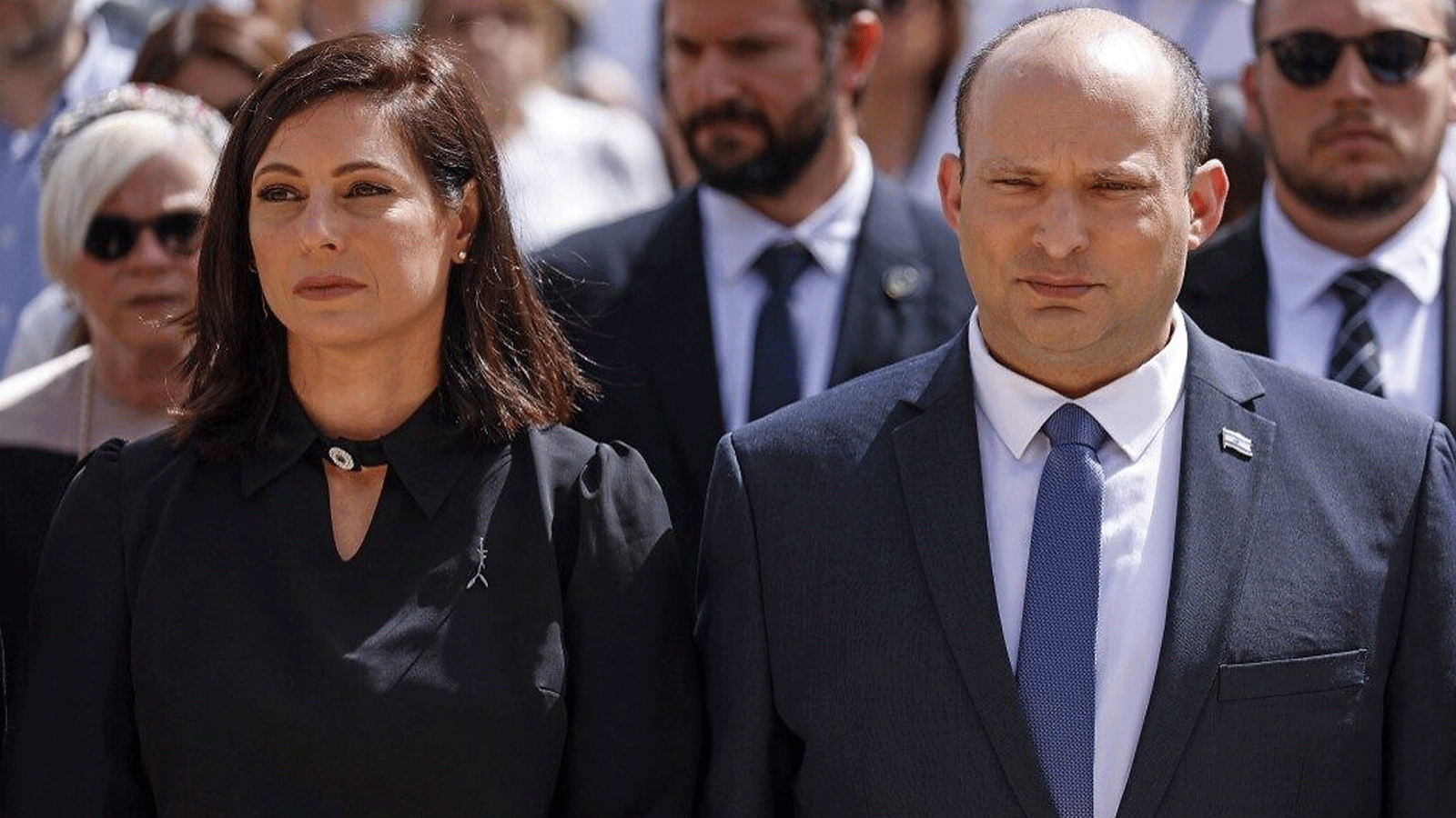 رئيس الوزراء نفتالي بينيت وزوجته غاليت يشاركون في مراسم إحياء ذكرى المحرقة في ساحة غيتو وارسو في نصب ياد فاشيم في القدس، 28 نيسان\أبريل 2022