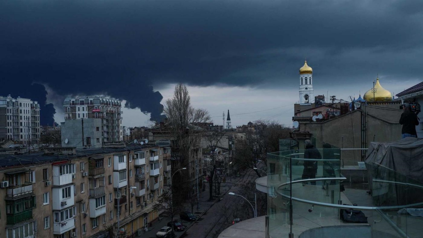 دخان يتصاعد إثر قصف صاروخي روسي على مطار أوديسا في جنوب أوكرانيا 30 أبريل 2022