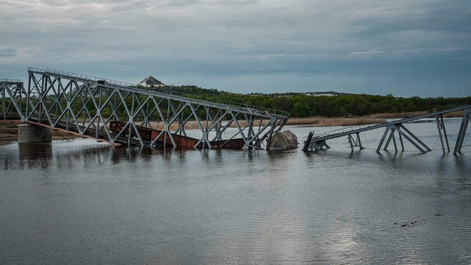 جسر مدمّر في رايغورودوك في شرق أوكرانيا في 29 أبريل 2022 