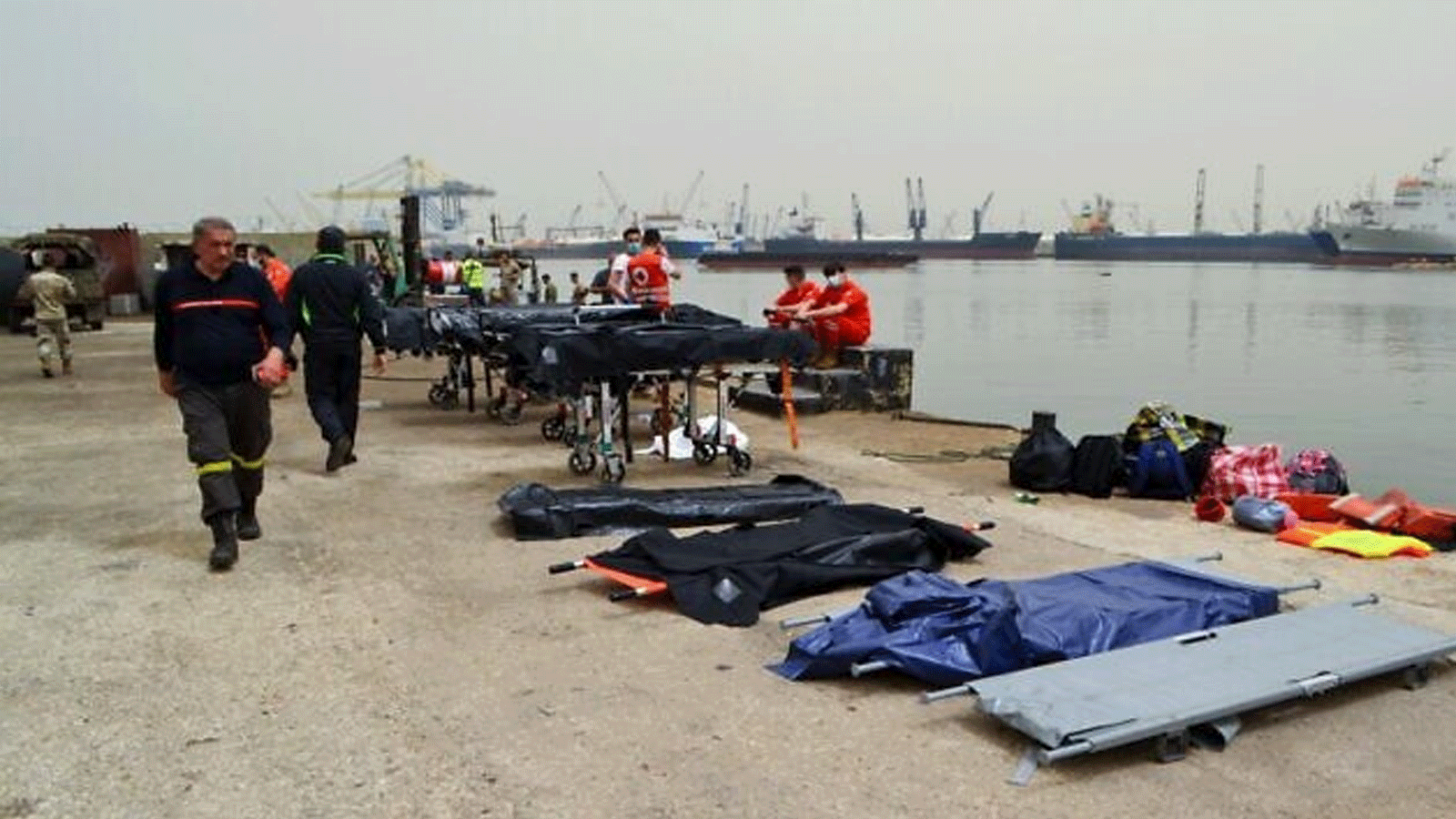 فرق الإنقاذ تستمر بالبحث عن المفقودين على البحر في شمال لبنان