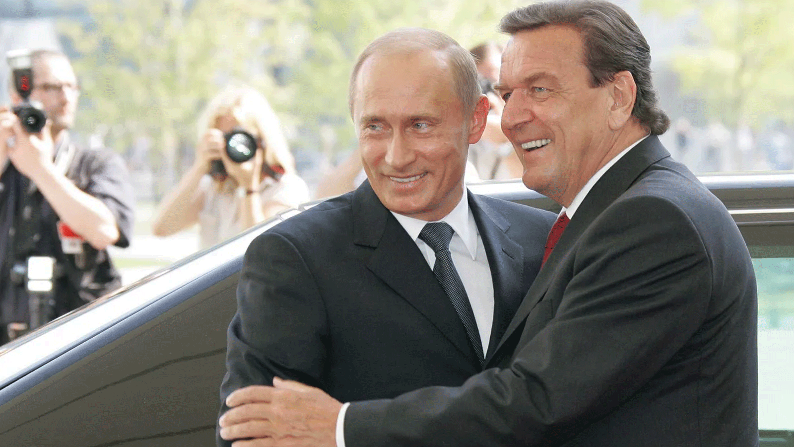  المستشار الألماني غيرهارد شرودر يُحيي الرئيس الروسي فلاديمير بوتين في العام 2005