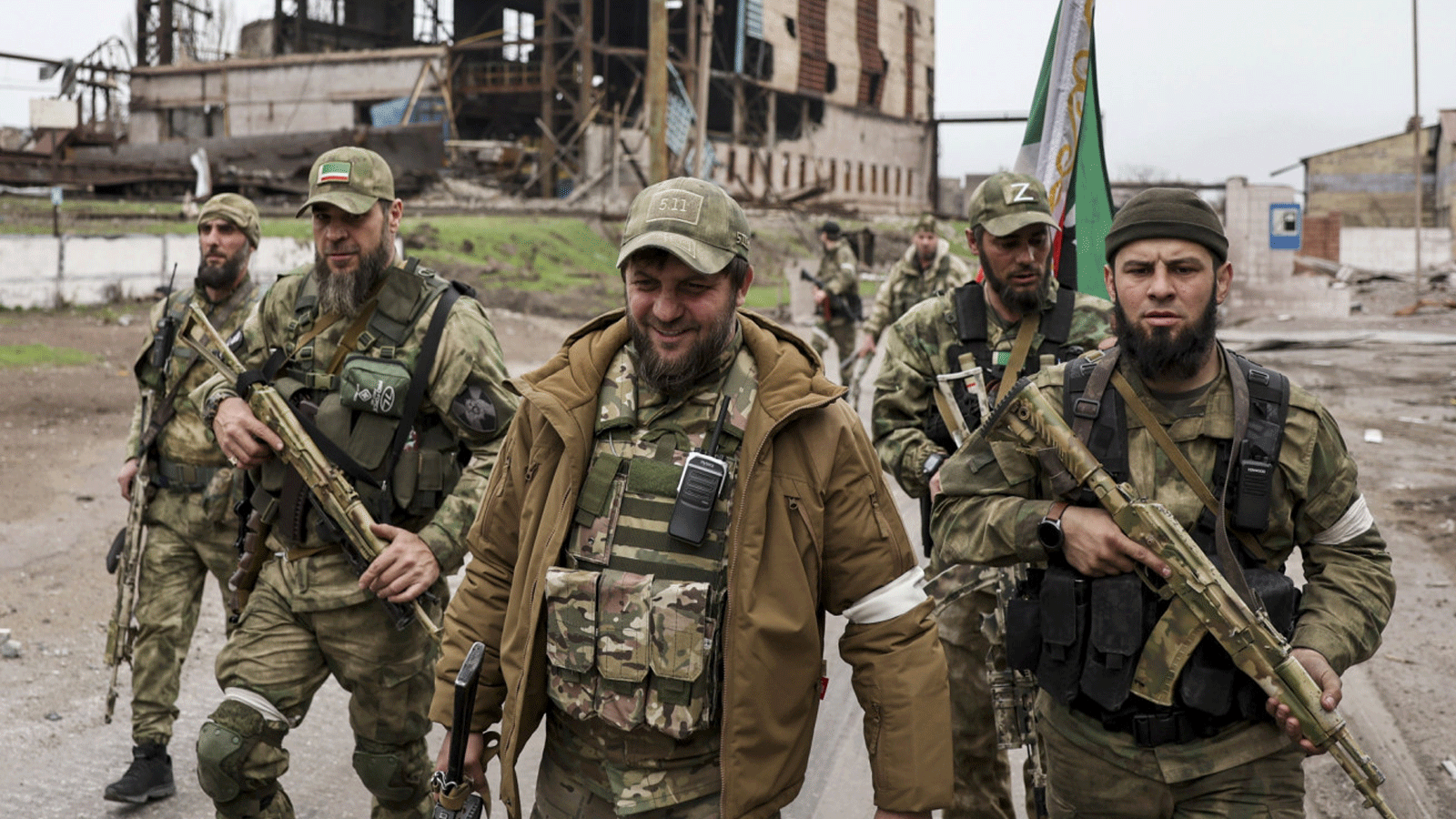 المقاتلون الشيشان يقومون بدوريات في مصانع الصلب في ماريوبول.
