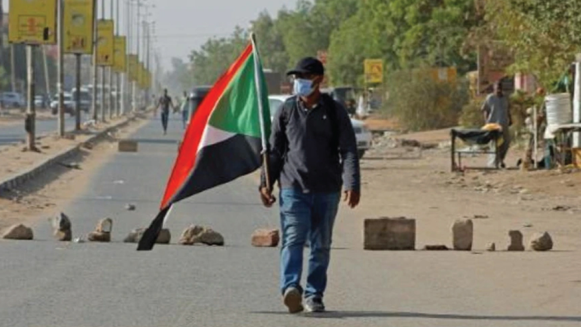 متظاهر سوداني خلال احتجاج على الحكم العسكري بتاريخ 6 ابريل 2022