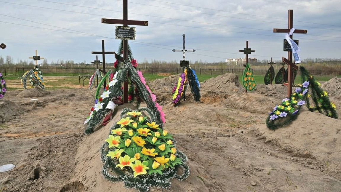 صورة مؤرخة في 25 أبريل 2022 لمقبرة في بوتشا الاوكرانية