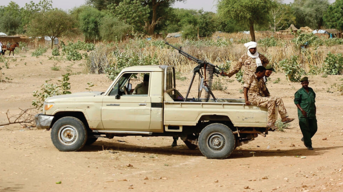 قافلة من قوات الأمن السودانية تنتشر خلال تجمع حاشد في الجنينة عاصمة ولاية غرب دارفور