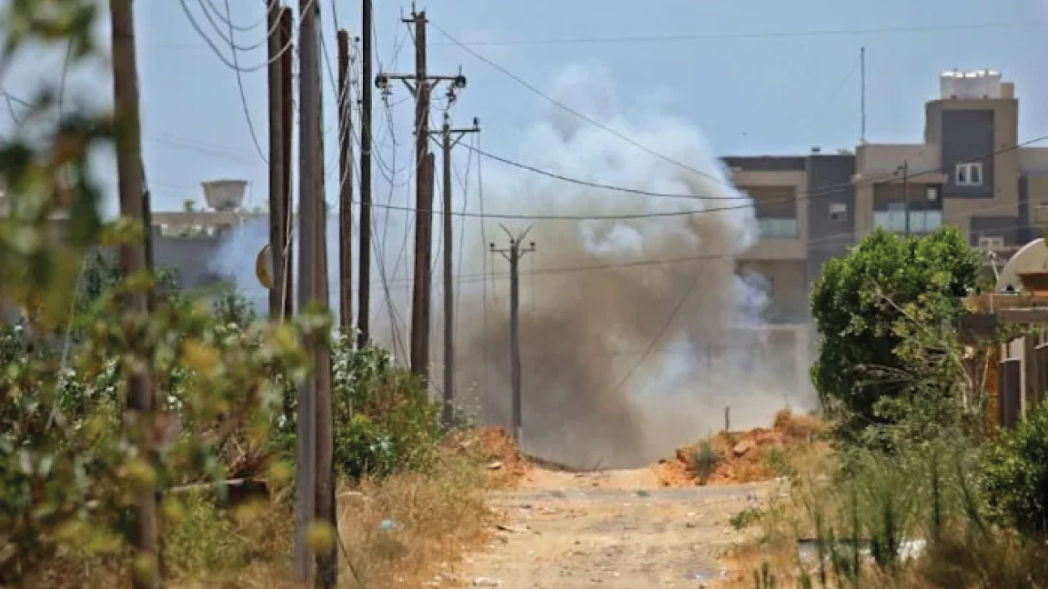 انفجار لغم أرضي خلال عمليات إزالة الألغام جنوب العاصمة الليبية طرابلس عام 2020