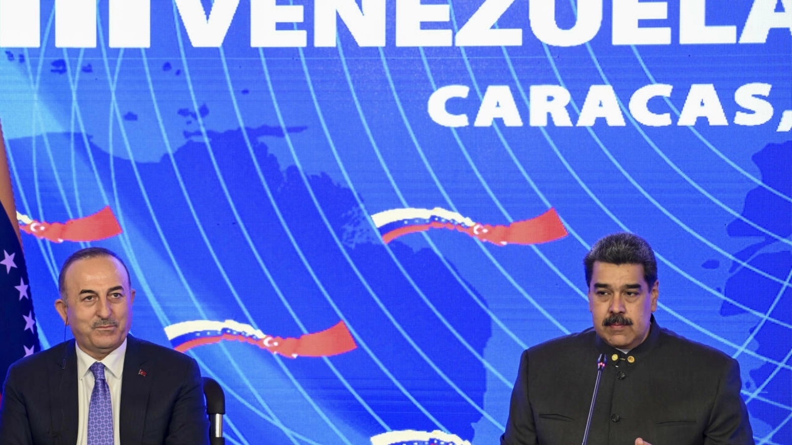 الرئيس الفنزويلي نيكولاس مادورو ووزير الخارجيّة التركي مولود تشاوش أوغلو خلال مؤتمر صحافي بكراكاس في 29 أبريل 2022