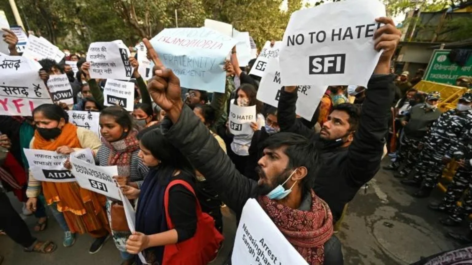 المتظاهرون يعارضون العنف الديني في تجمع حاشد في ديسمبر 2021 في نيودلهي بعد أن فتحت الشرطة الهندية تحقيقاً في حدث دعا فيه متشددون هندوس إلى قتل جماعي للأقلية المسلمة