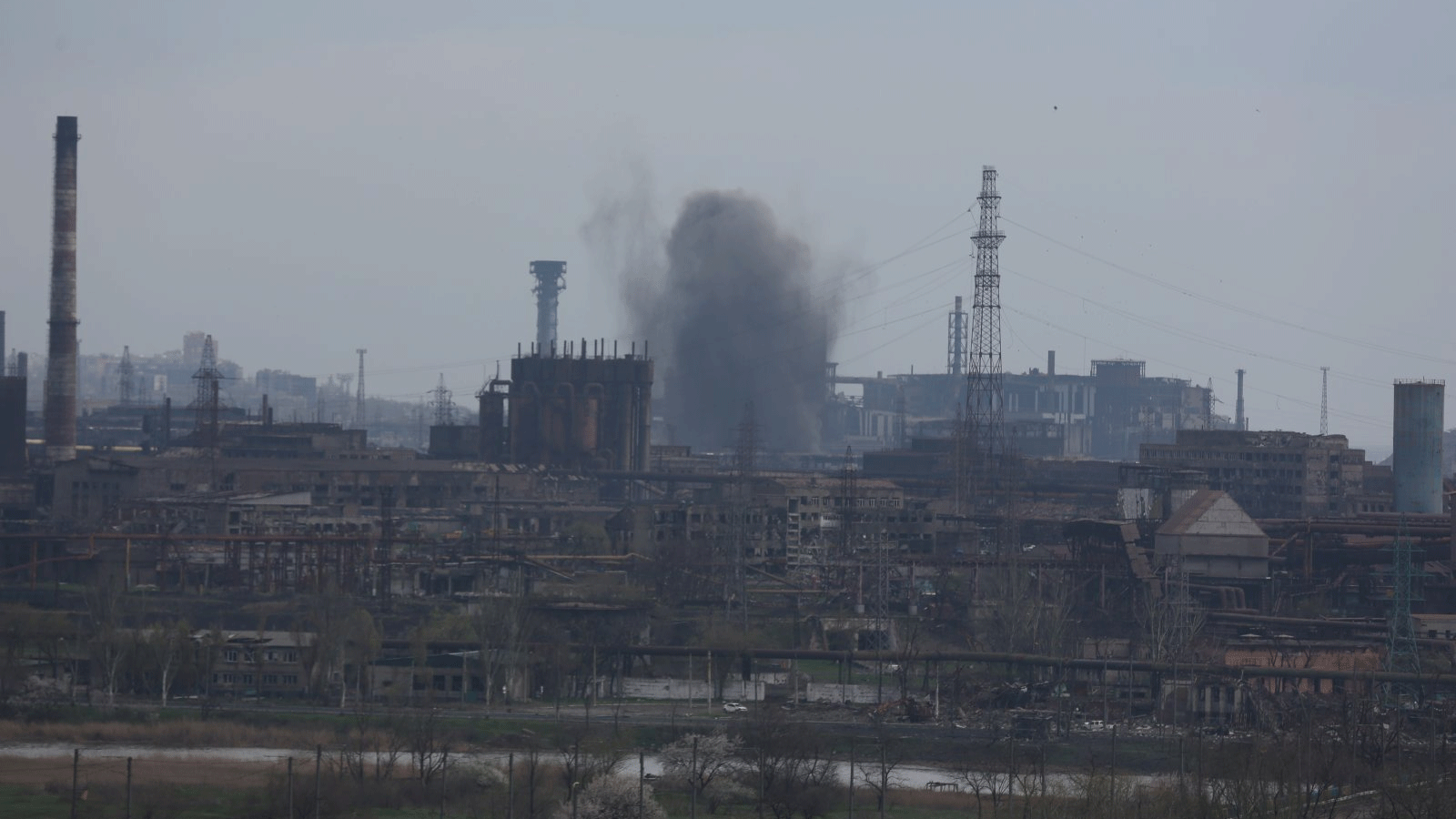 الدخان يتصاعد من مصنع آزوفستال حيث سيطر الجيش الروسي على مدينة ماريوبول الساحلية المحاصرة باستثناء مصنع آزوفستال، 22 نيسان\ أبريل 2022