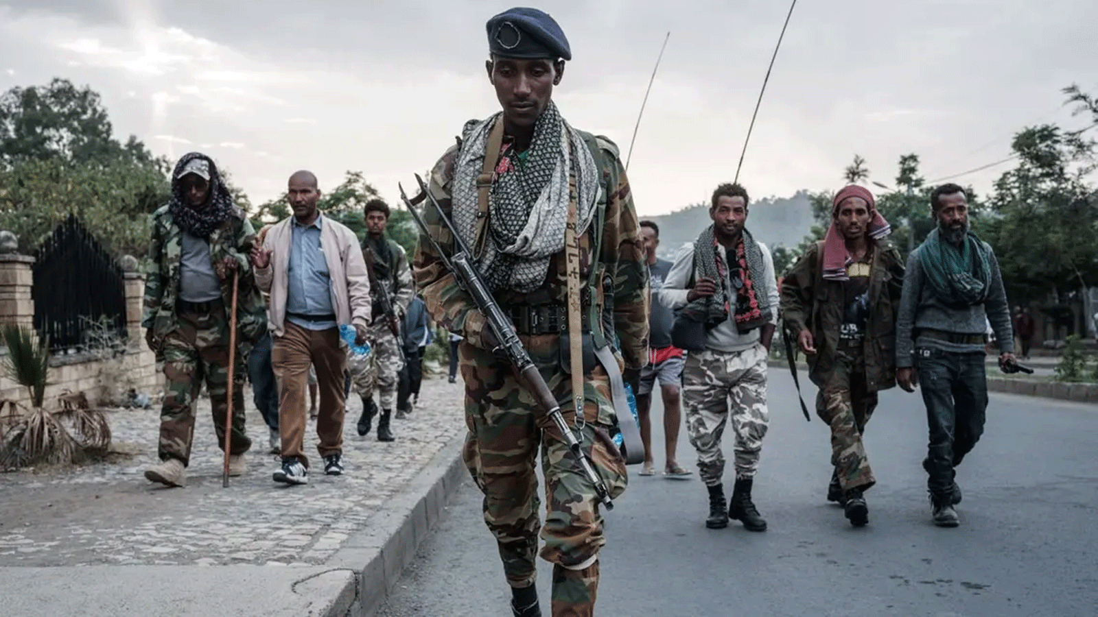 مقاتلو جبهة تحرير تيغراي الشعبية يصلون بعد ثماني ساعات من المشي في ميكيلي، عاصمة منطقة تيغراي، إثيوبيا، في 29 حزيران\ يونيو 2021