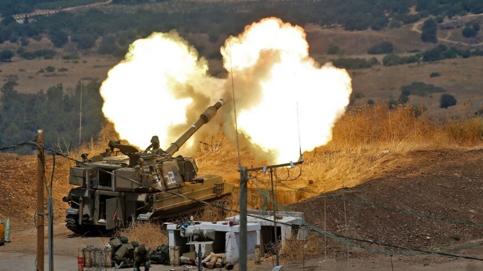 مدافع هاوتزر ذاتية الدفع أطلقت باتجاه لبنان من موقع بالقرب من بلدة كريات شمونة شمال إسرائيل بعد إطلاق صواريخ من الجانب اللبناني من الحدود (أرشيفية)