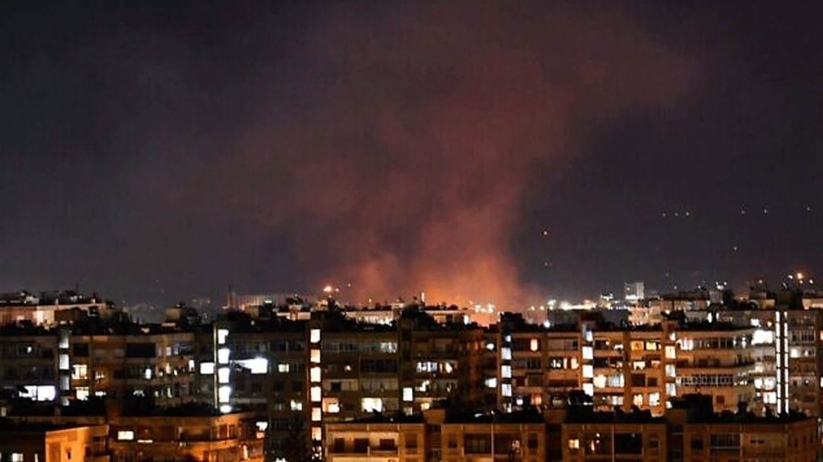 صورة توضيحية لدخان يتصاعد في اعقاب غارة جوية اسرائيلية مزعومة استهدفت جنوب دمشق، سوريا 20 تموز\يوليو 2020