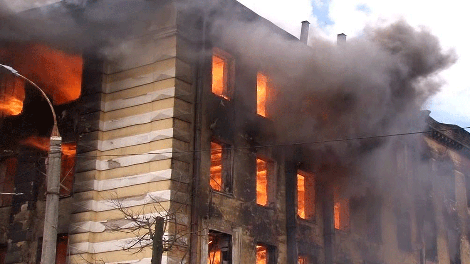الصورة من موقع حريق المصنع في روسيا(TASS)