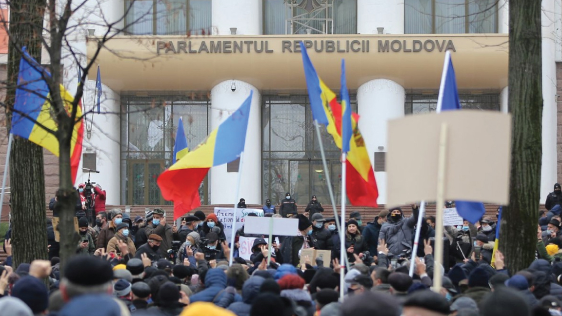 صورة من الأرشيف لمعتصمين أمام برلمان مولدافيا استنكارًا للحرب الروسية على أوكرانيا