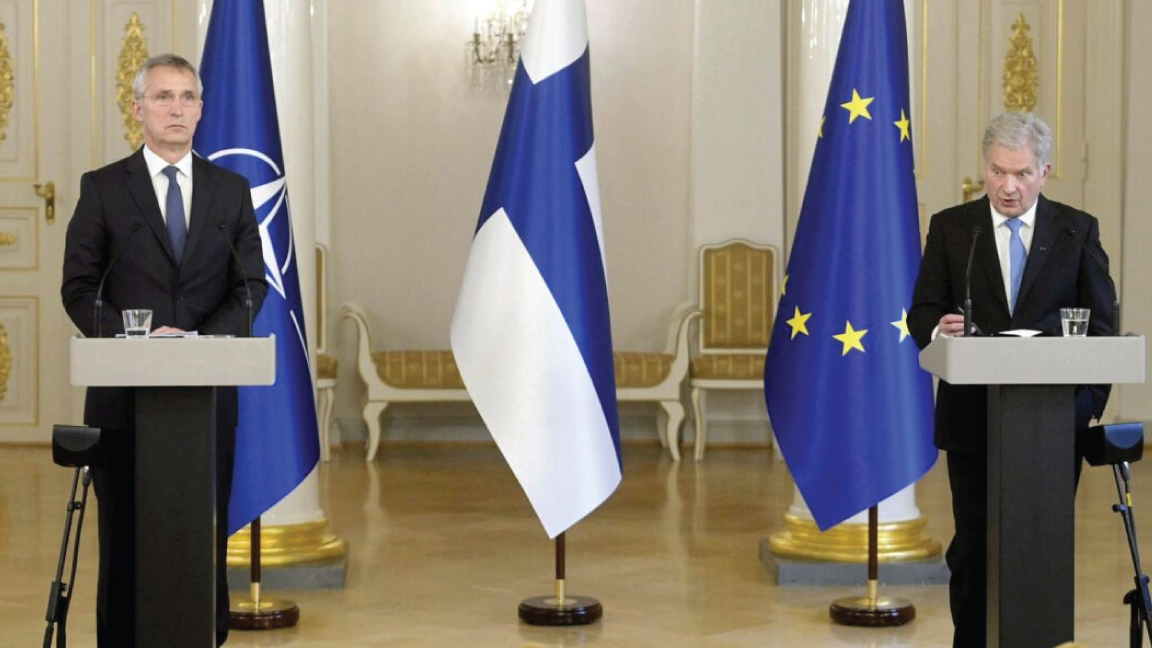 الأمين العام لحلف الناتو ينس ستولتنبرغ مع رئيس فنلندا سولي نينيستو في هلسنكي