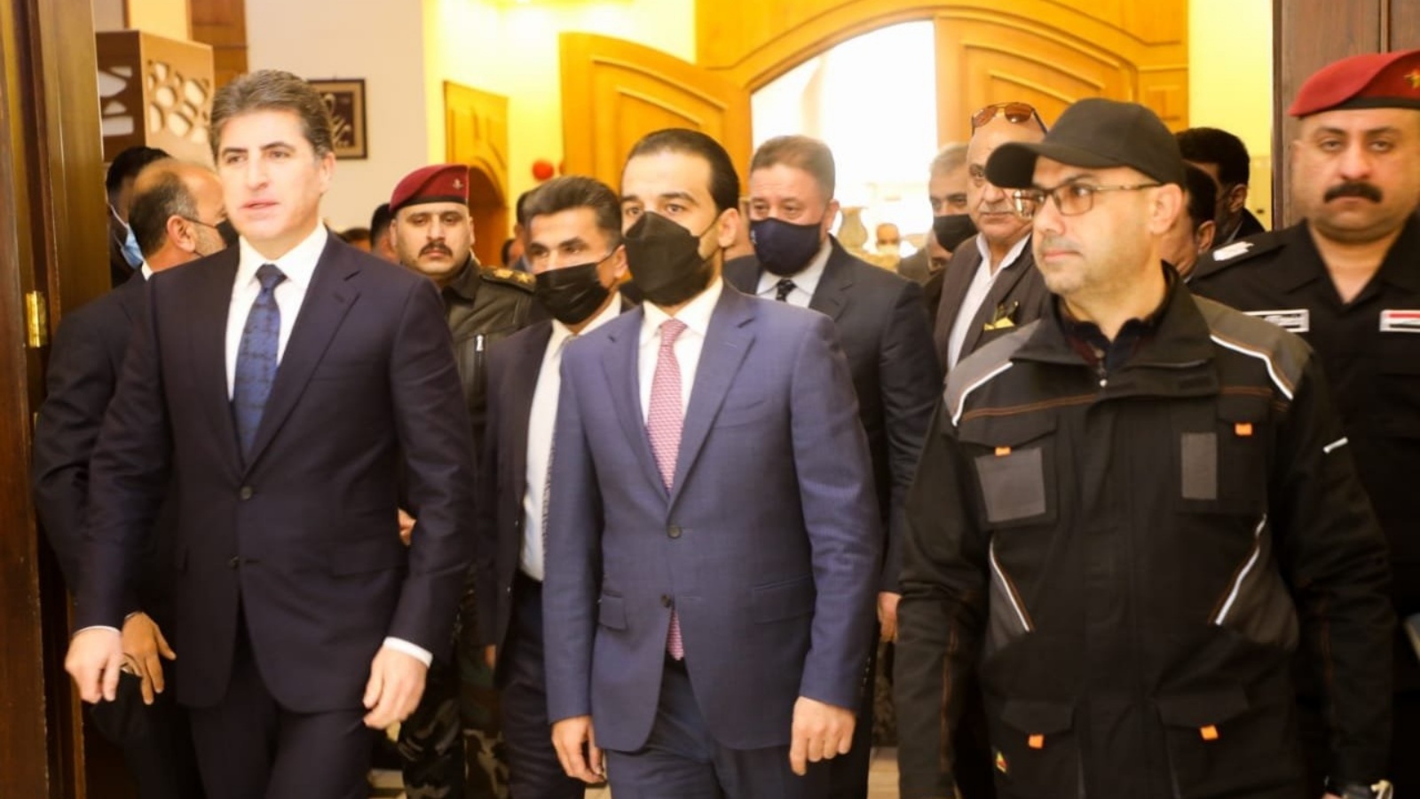 الحلبوسي مع نجيرفان بارزاني وخميس الخندر لدى وصولهم الى النجف في 31 يناير 2022 لاجتماع مع زعيم التيار الصدري مقتدى الصدر ضمن التحالف الثلاثي المناوئ للاطار الشيعي (تويتر)