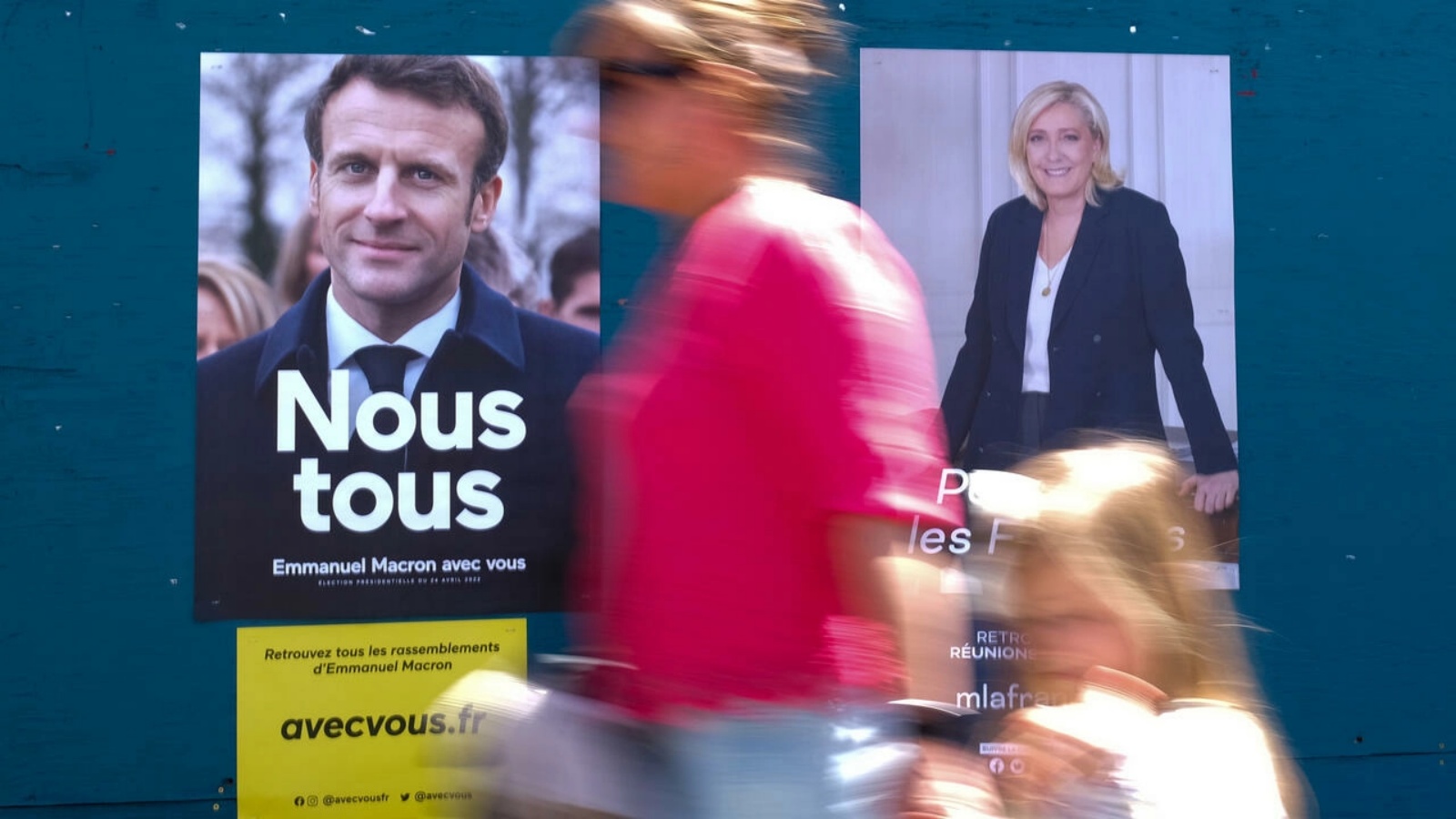 فرنسيون يصطفون للإدلاء بأصواتهم في الدورة الثانية للانتخابات الرئاسية الفرنسية، في مركز اقتراع في بوربانك بولاية كاليفورنيا الأميركية في 23 أبريل 2022