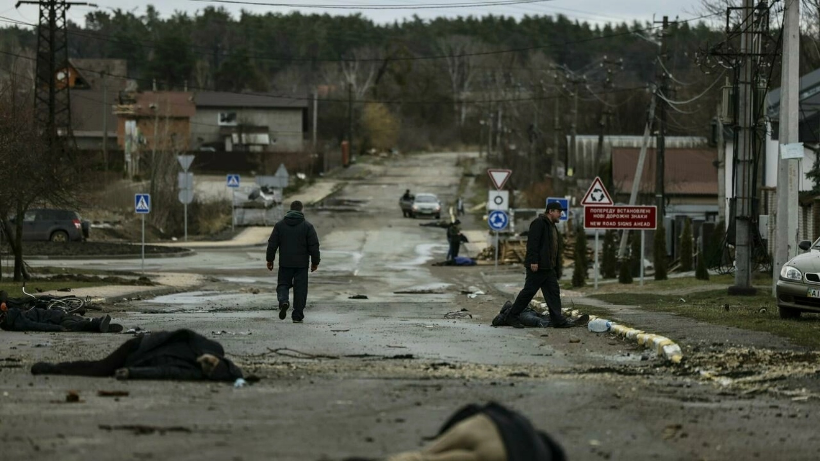 جثث منتشرة في بوتشا شمال غرب كييف بعد انسحاب القوات الروسية منها، في الثاني من أبريل 2022 