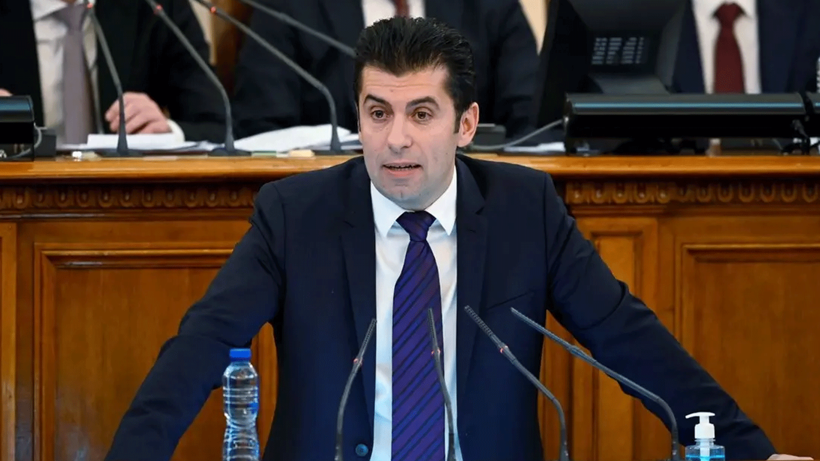 رئيس الوزراء البلغاري وزعيم حزب نواصل التغيير (PP) كيريل بيتكوفKيتحدث قبل أداء اليمين في مبنى البرلمان البلغاري في صوفيا. 13 كانون الأول\ديسمبر 2021