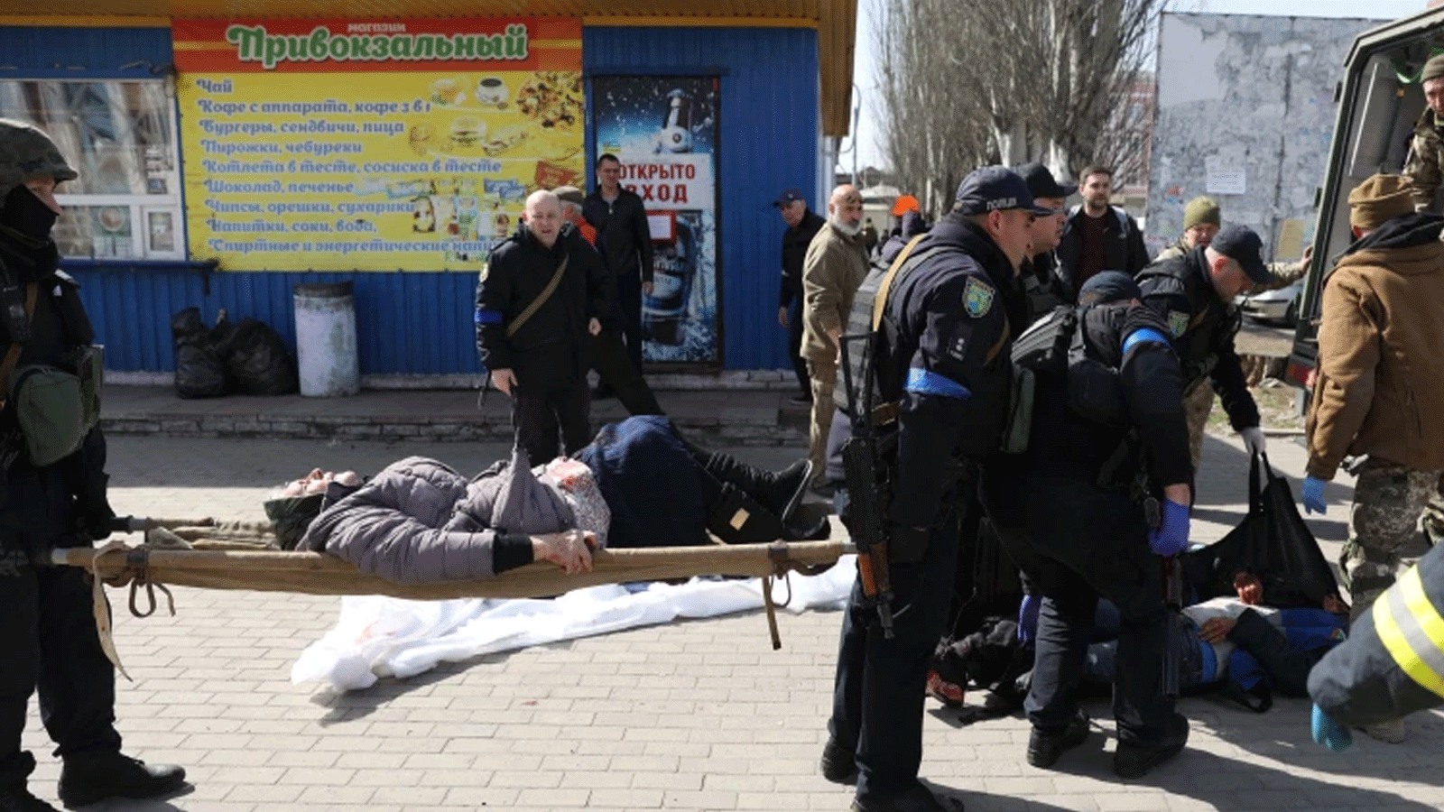 أفراد الطوارئ ينقلون الجرحى في أعقاب هجوم صاروخي على محطة السكة الحديد في مدينة كراماتورسك شرقي البلاد.