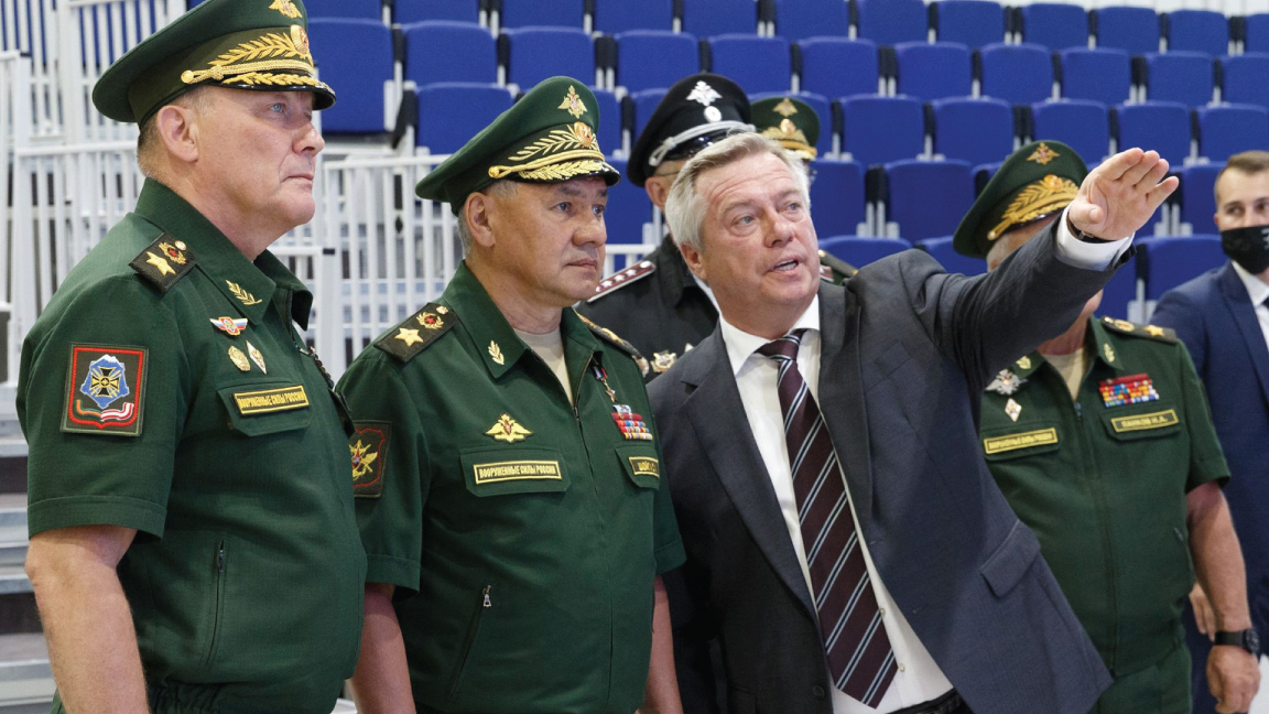 الجنرال ألكسندر دفورنيكوف (الأول من اليسار) مع وزير الدفاع الروسي سيرجي شويغو وحاكم روستوف فاسيلي غولوبيف في زيارة إلى روستوف أون دون في يوليو 2021.