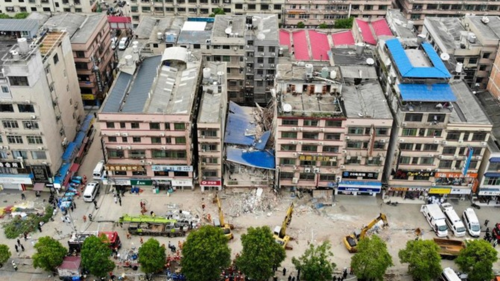 مبنى منهار بين المباني المكتظة في الصين
