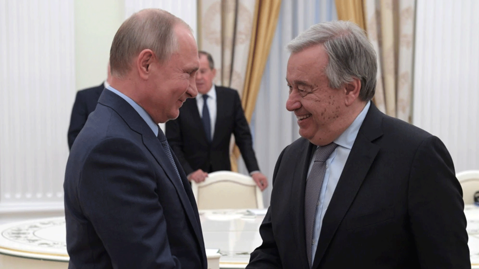 الرئيس الروسي فلاديمير بوتين (إلى اليسار) مع الأمين العام للأمم المتحدة أنطونيو غوتيريش في الكرملين