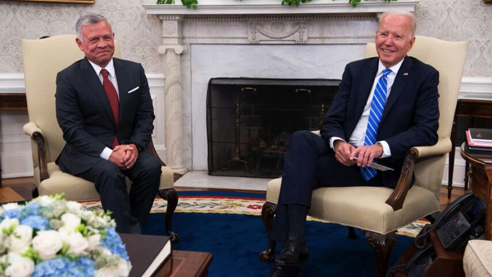 الرئيس الأمريكي جو بايدن (إلى اليمين) والملك الأردني عبد الله الثاني خلال اجتماعهما في المكتب البيضاوي للبيت الأبيض في واشنطن العاصمة. في 19 يوليو / تموز 2021
