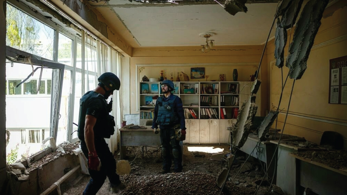 فريق من خبراء نزع الألغام في مدرسة في مدينة خاركيف الأوكرانية في 28 ابريل 2022