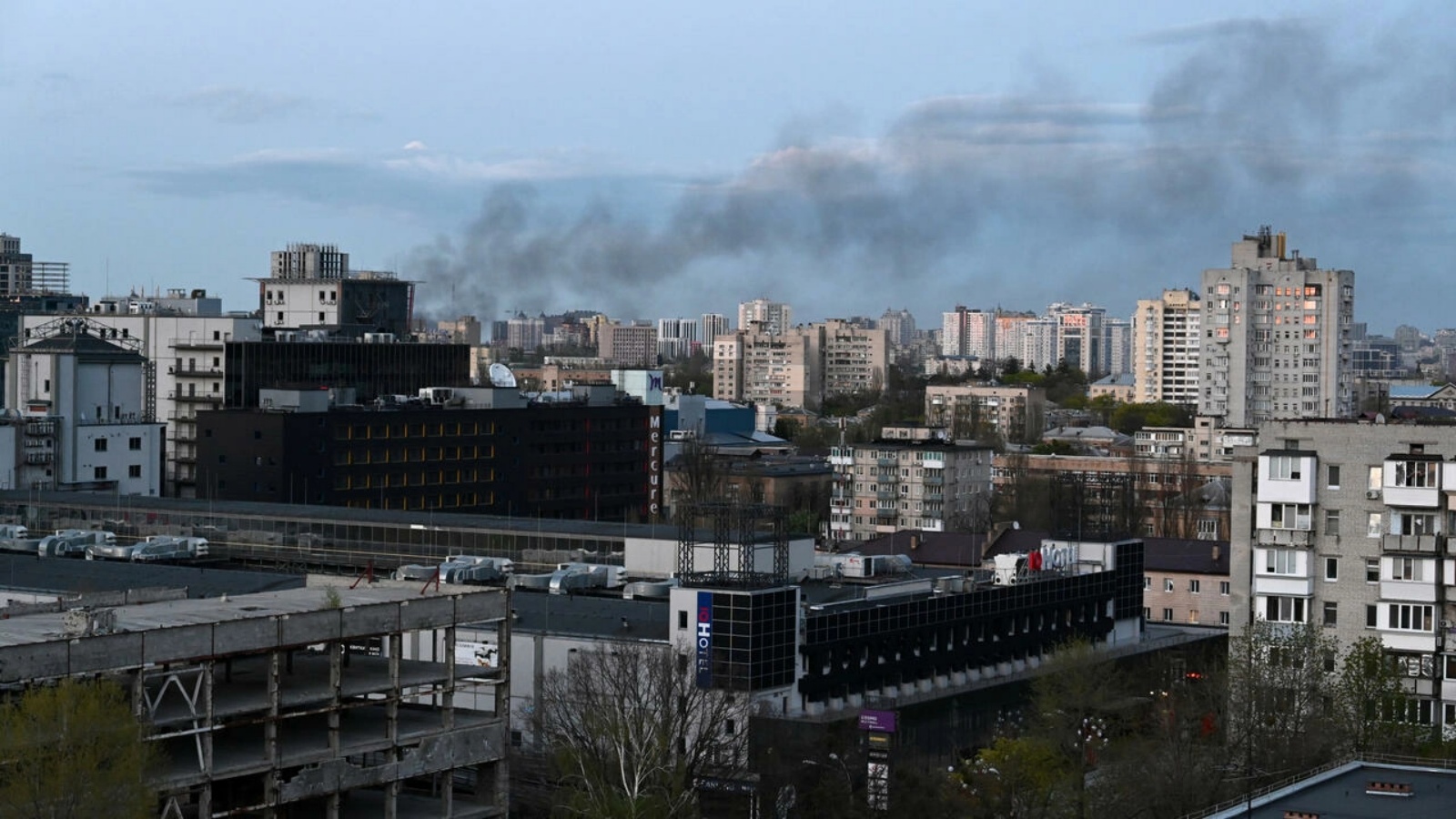 دخان يتصاعد فوق كييف مساء الخميس 28 أبريل 2022 بعد هجوم صاروخي وقع خلال زيارة الأمين العام للأمم المتحدة أنطونيو غوتيريش