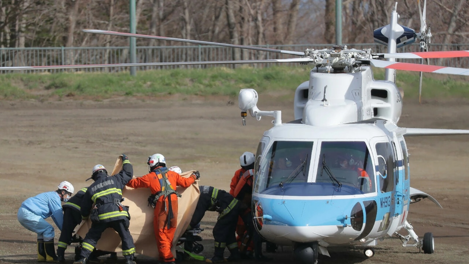 رجال الإنقاذ ينقلون، بواسطة طائرة الشرطة المحلية، العديد من الأشخاص الذين عثر عليهم بعد غرق قارب قبالة الساحل الشمالي لليابان