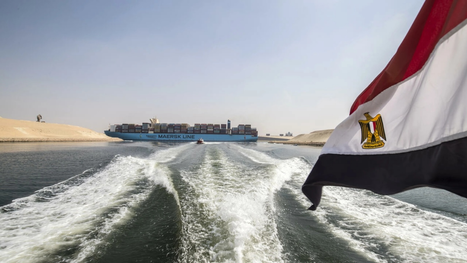 العلم المصري يرفرف فوق سفينة حاوية تبحر في القسم الجديد من قناة السويس في مدينة الاسماعيلية في 14 أكتوبر 2019