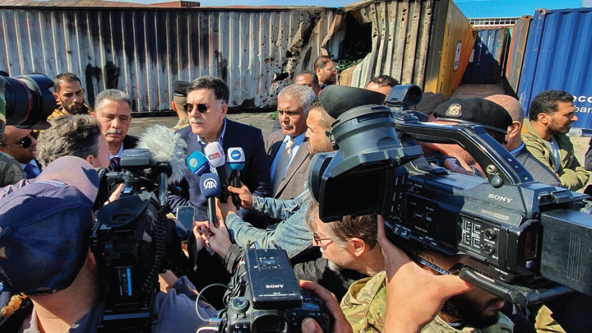 رئيس الوزراء الليبي السابق فايز السراج ، محاطًا بالصحفيين ، يزور ميناء طرابلس بعد إصابته بصاروخ في 19 فبراير 2020