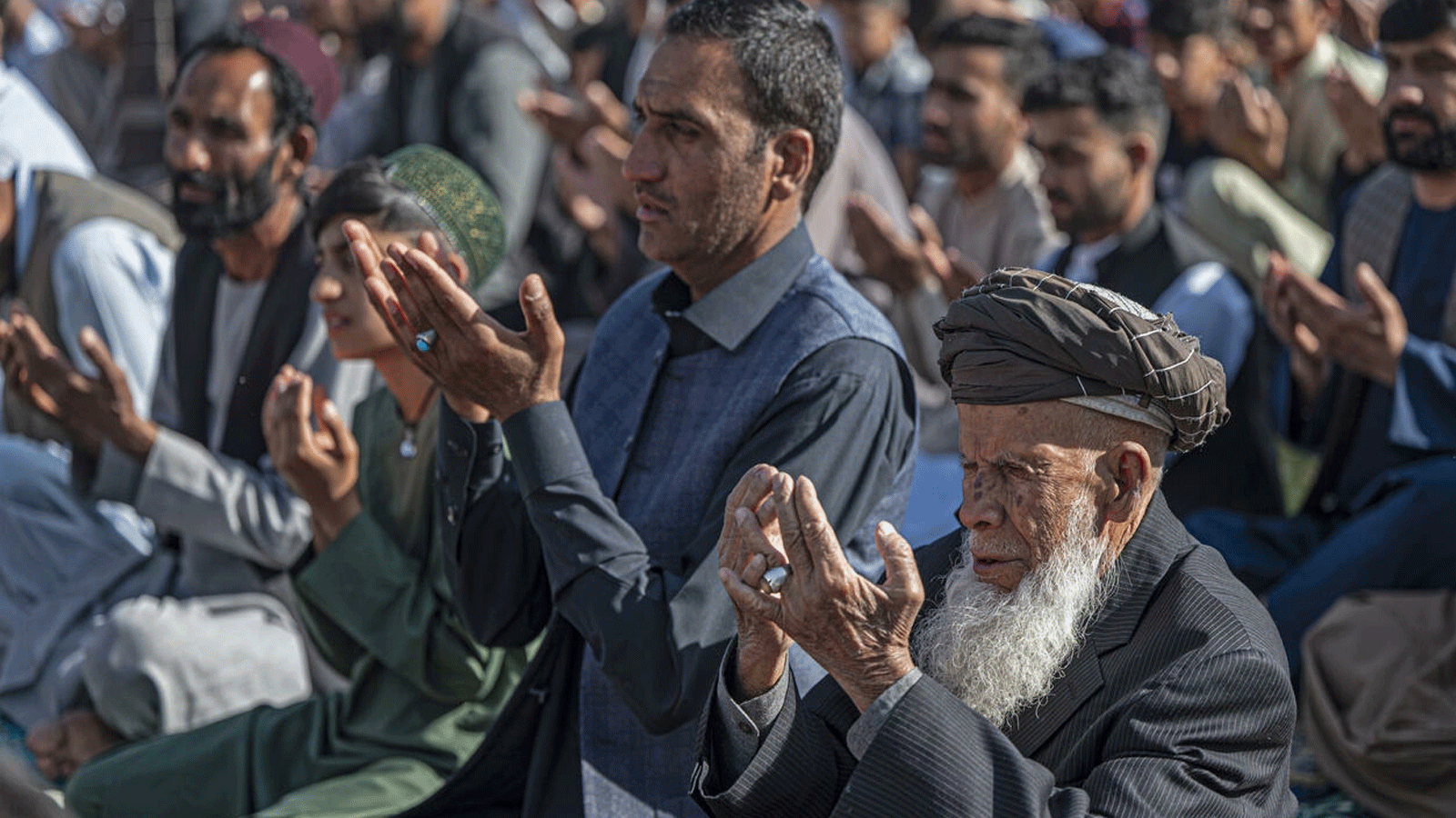 المسلمون في كابول يؤدون صلاة عيد الفطر بمناسبة انتهاء شهر رمضان المبارك خارج مسجد يوم الأحد