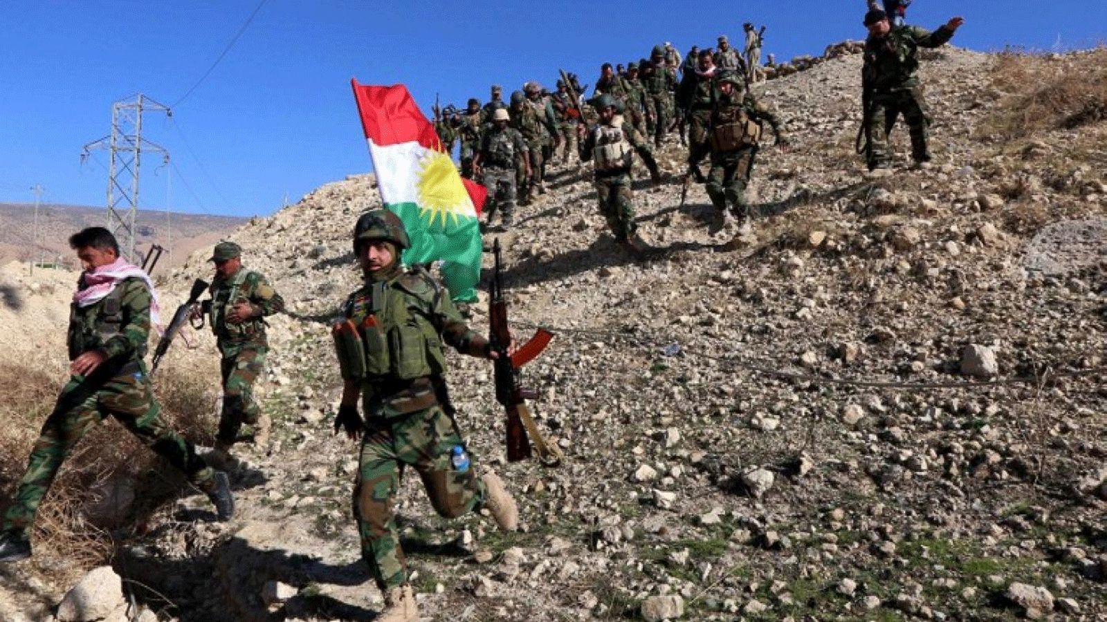 مقاتلو البشمركة والإيزيديون، في الصورة هنا في تشرين الثاني\ نوفمبر 2015، كانوا متحدين لإجبار داعش على الخروج من سنجار، لكنهم يقاتلون الآن بعضهم البعض