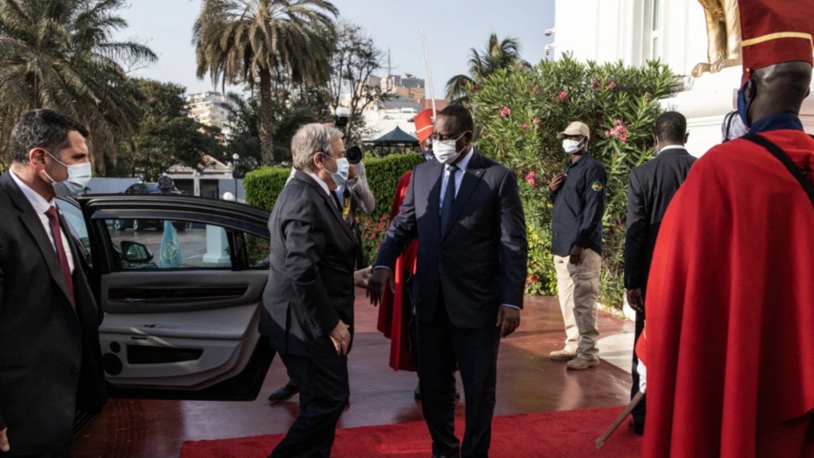 الرئيس السنغالي ماكي سال، وسط الصورة، يحيي الأمين العام للأمم المتحدة أنطونيو غوتيريش، إلى اليسار، لدى وصوله إلى القصر الرئاسي خلال جولته في غرب أفريقيا، في داكار، 1 مايو 2022.