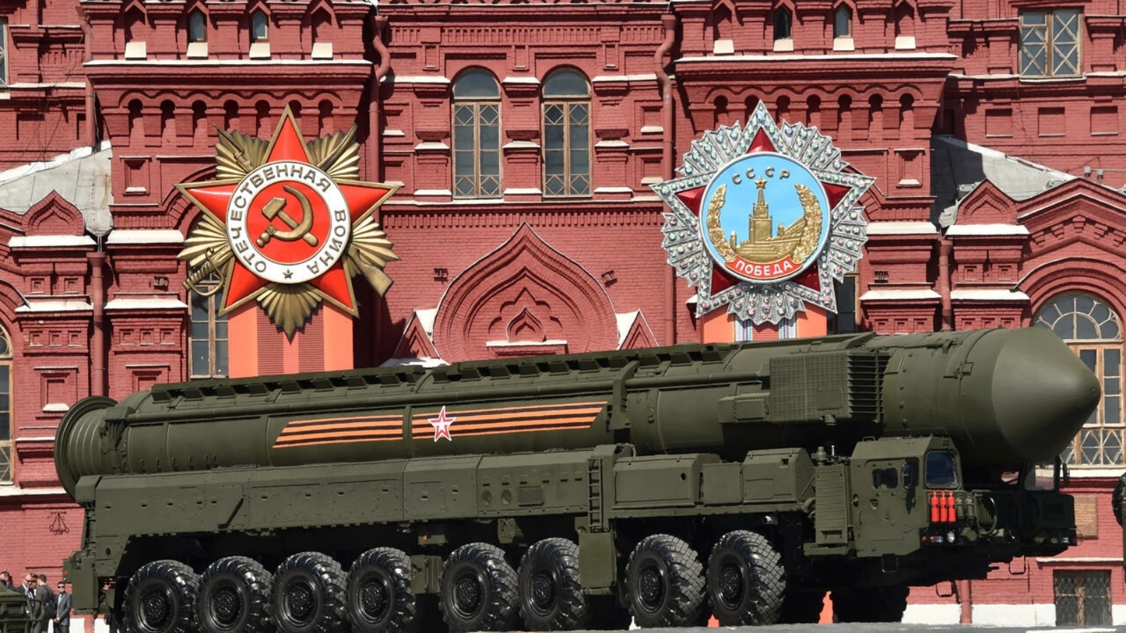 منظومة صواريخ بالستية روسية عابرة للقارات طراز يارس آر إس 24 تشارك في تمارين استعدادا لعرض عسكري في الساحة الحمراء بموسكو في 7 مايو 2015