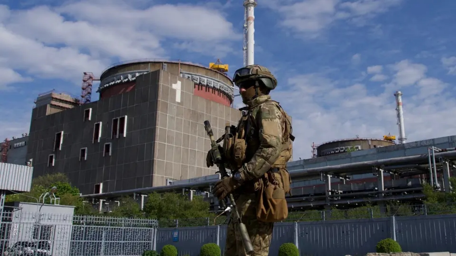 جندي أمام محطة زابوريجيا للطاقة النووية