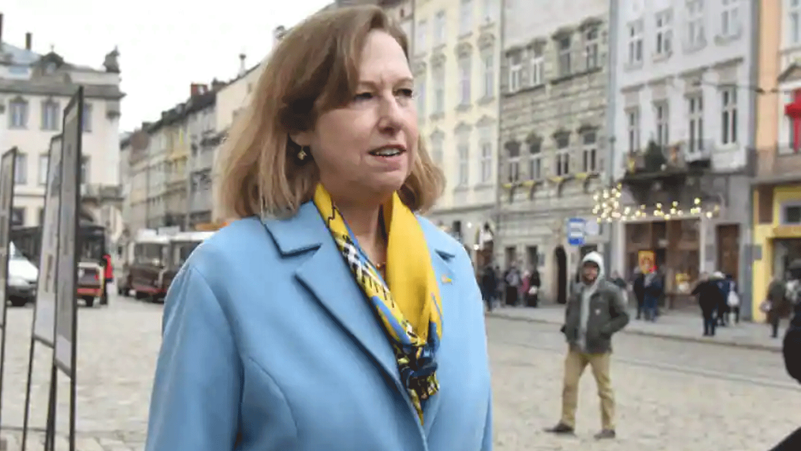 القائمة بالأعمال بسفارة الولايات المتحدة في أوكرانيا كريستينا كفين تتحدث إلى وسائل الإعلام في لفيف